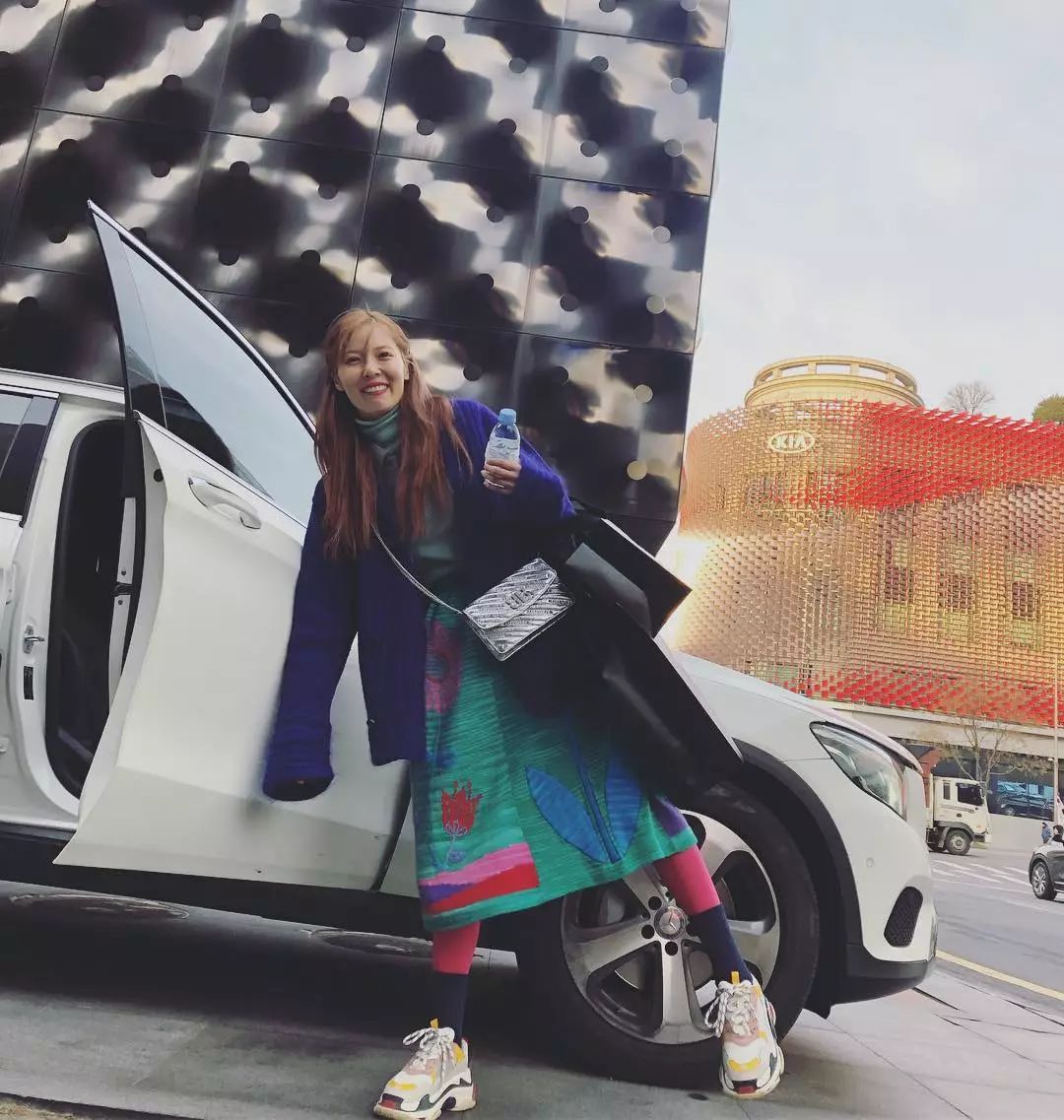 为什么我女朋友的照片头上都是蝴蝶?