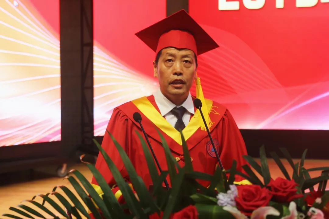 校长进行传承红色基因讲话,校长芮执元视频