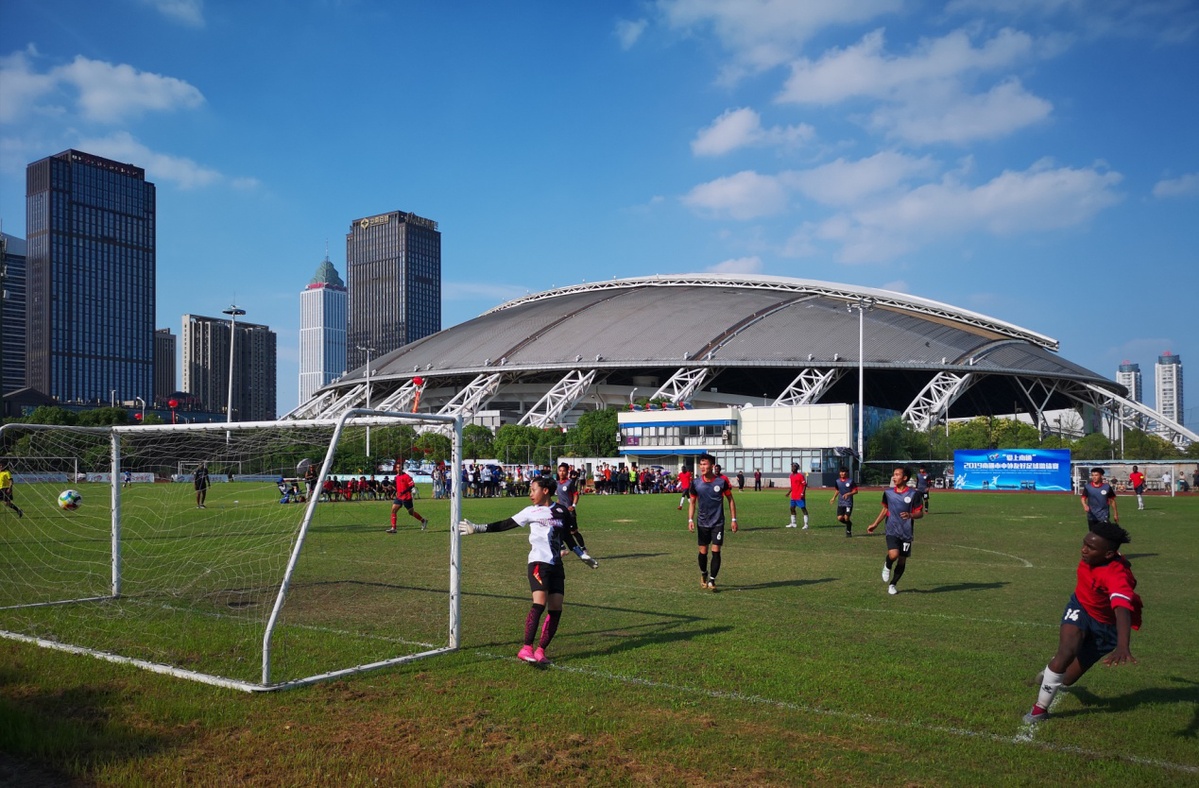 这支外籍友人足球队超牛连续蝉联两届南通中外友好足球邀请赛冠军