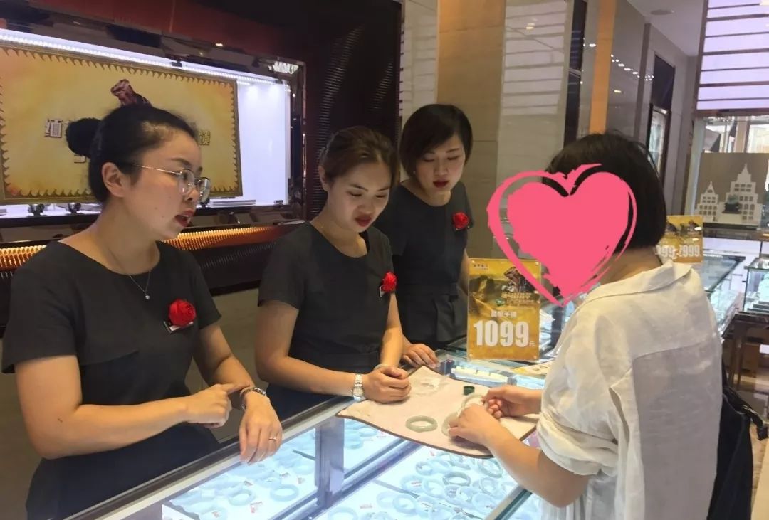 金店卖1万多翡翠实际价格是多少,万元翡翠千元购