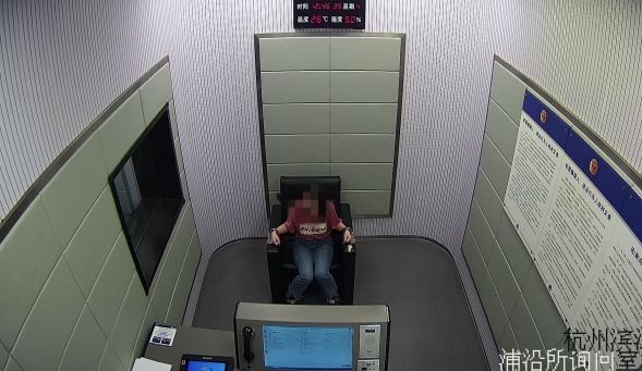 心态炸了！被奔驰宝马夹住3小时后，姑娘愤而在俩车上划了十几个字母...