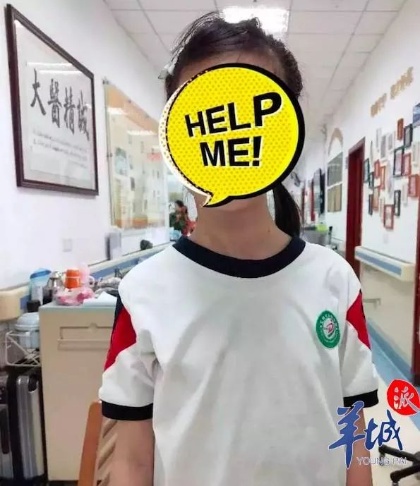 7岁小孩被足球砸到脑门要不要紧,小女孩踢球被撞