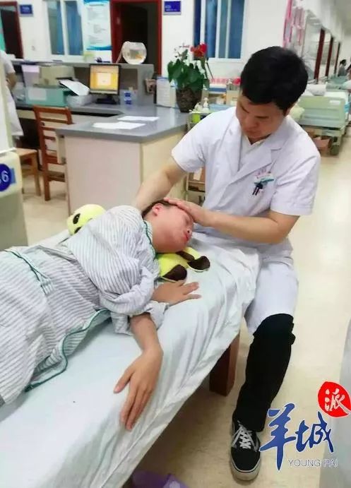 7岁小孩被足球砸到脑门要不要紧,小女孩踢球被撞