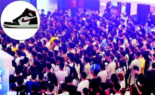 早晨6点，青岛某商场门口，上千人排队，抽号买鞋。谁在背后收割？