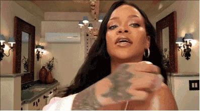 恭喜被乐坛“除名”的蕾哈娜，靠着“微商”喜提4亿