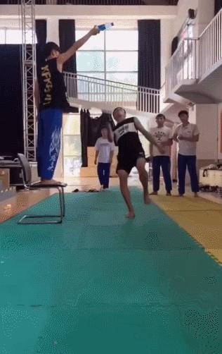 甄子丹赵文卓瓶盖挑战,赵文卓挑战长风镖局踢瓶盖