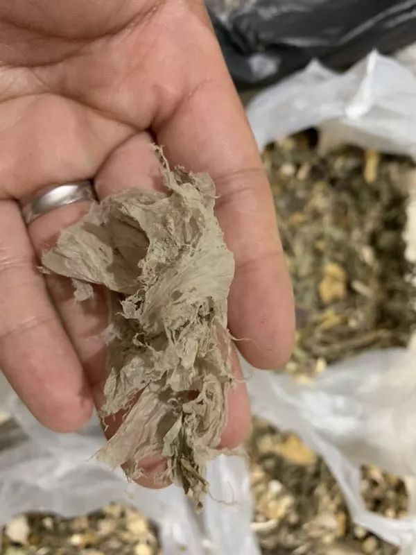 网友花千余元抓来十余袋药物，不料药包内竟掺杂大量异物，院方回复......
