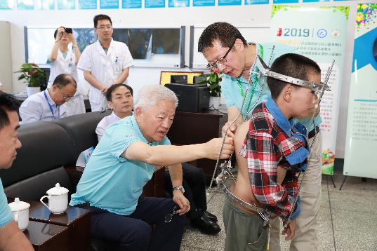 脊柱畸形义诊救助活动,脊柱侧弯救助项目靠谱么