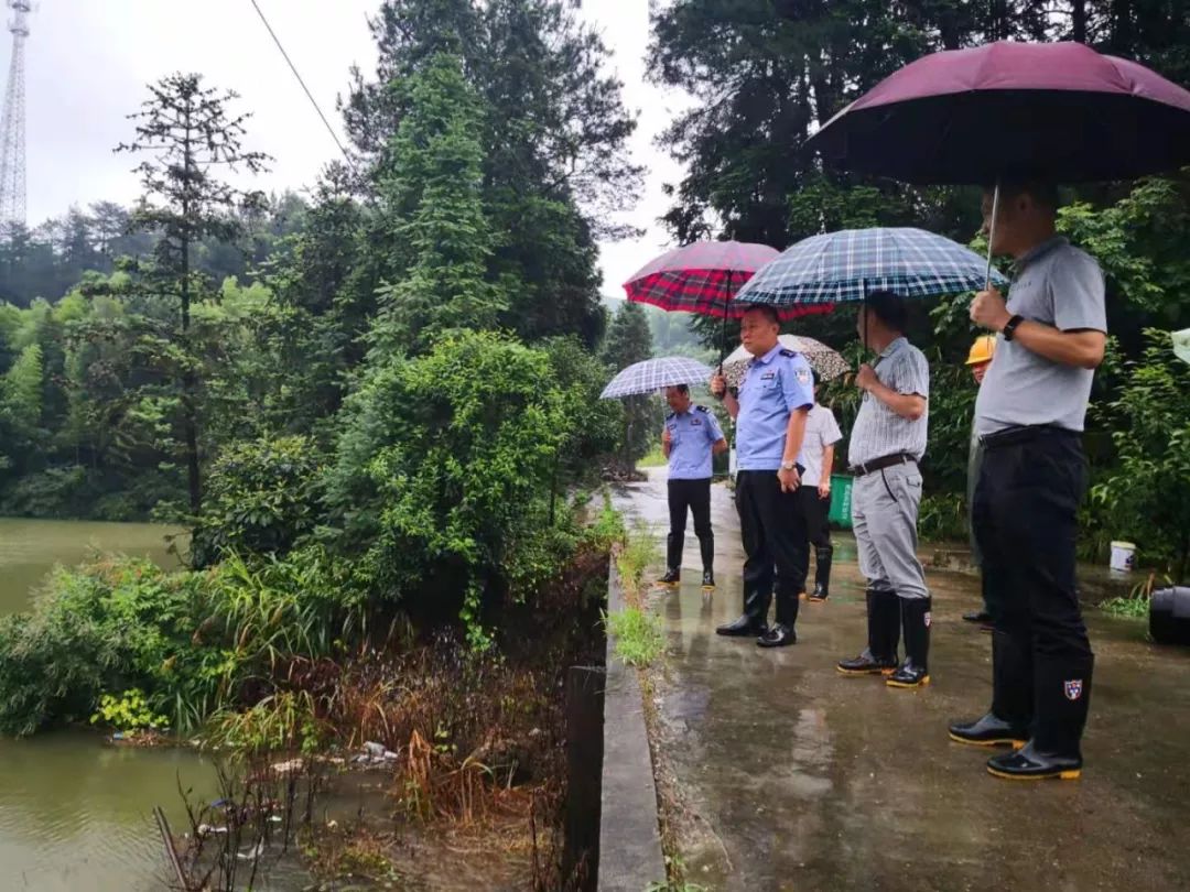 西渡镇3个村庄被淹900余名群众被困衡阳县公安闻“汛”而动紧急救援!