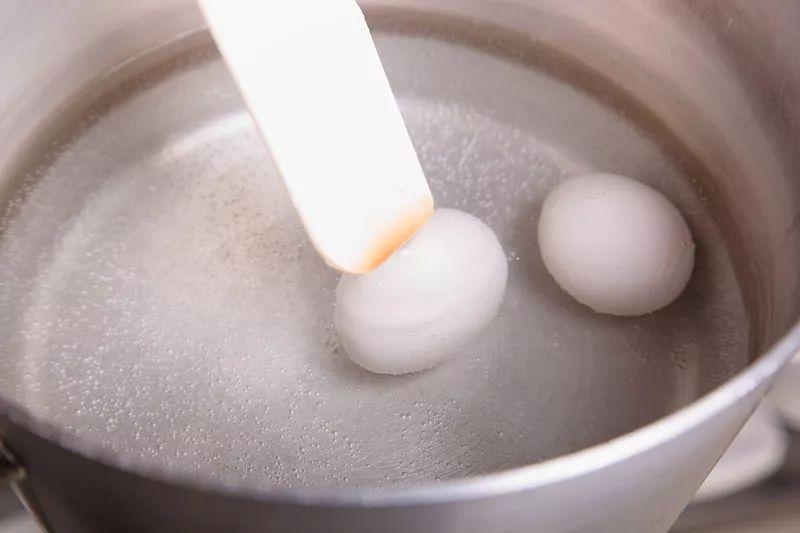 卤蛋怎么做好吃又简单不加酒,卤蛋怎么做不会变色不变小