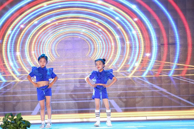 辉煌70载，娃娃送华章——我区举行喜迎建国七十周年消夏晚会