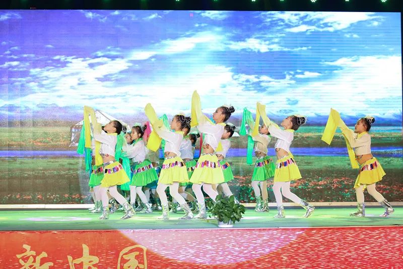 辉煌70载，娃娃送华章——我区举行喜迎建国七十周年消夏晚会