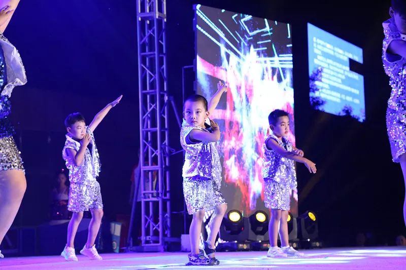 辉煌70载，娃娃送华章——我区举行喜迎建国七十周年消夏晚会