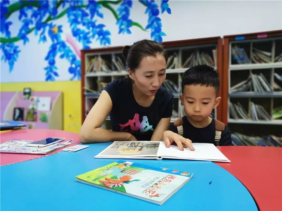 假期充电忙图书馆内人气旺,暑期图书馆学生充电忙