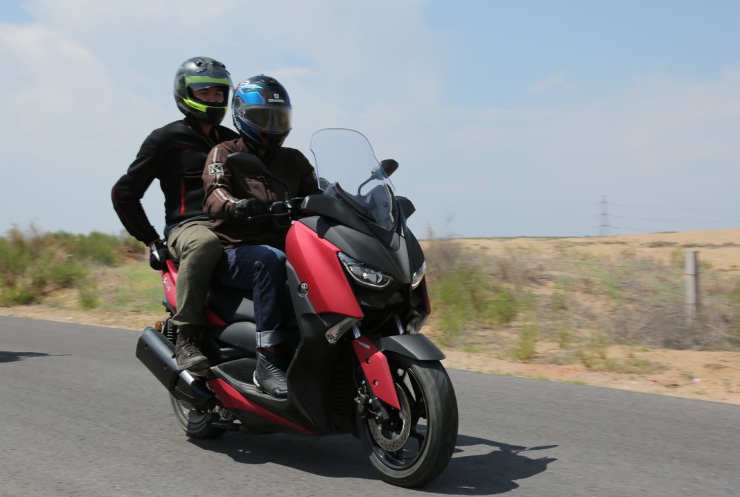 车评测视频对比,雅马哈xmax300摩旅进藏