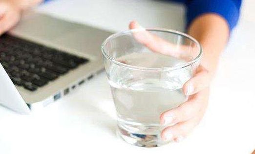 炎热夏天热饮和冷饮哪个比较解暑,天气热喝什么解暑喝热饮还是冷饮