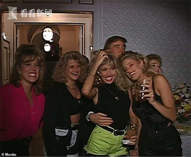 美大选激战正酣特朗普1992年搂辣妹热舞视频被“挖坟”卷入性丑闻