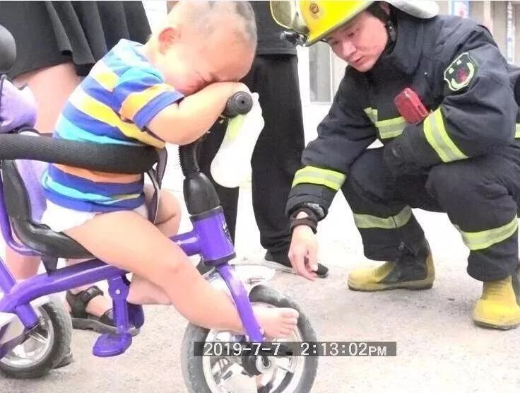 消防员才是人们心目中真正的超人,万能的消防员比什么都有安全感