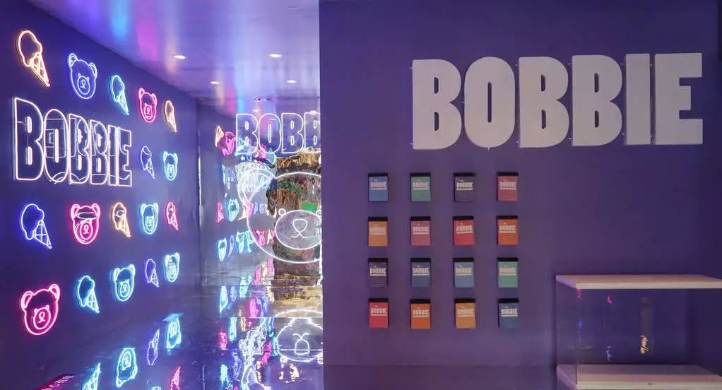 这家商场变酱紫了？风靡全球的薰衣草小熊来袭，带来高颜值打卡空间