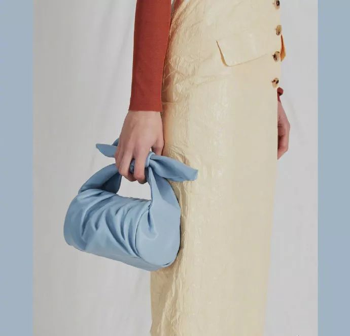 刘雯斜挎休闲包,今年流行的刘雯同款包