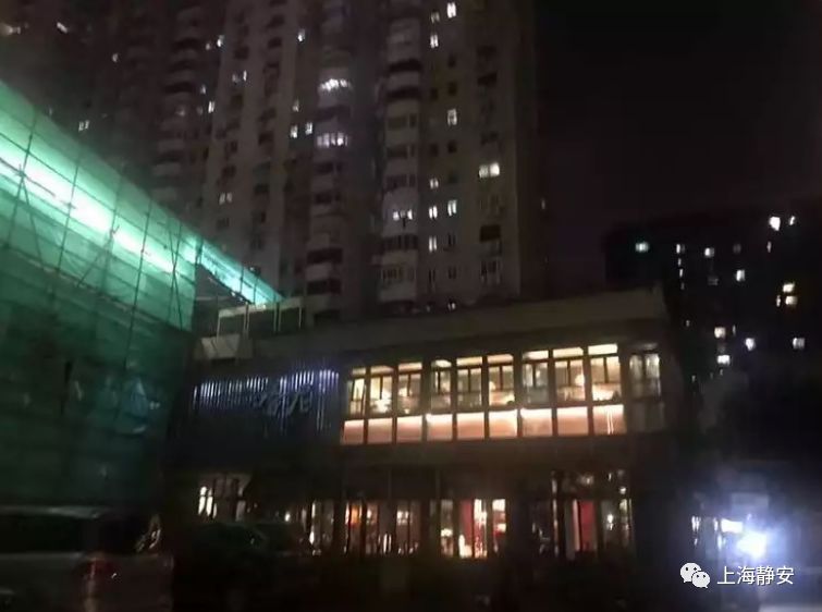 楼下夜宵摊深夜扰民居民泼水怒斥,酒吧噪声扰民城管叔叔开始出击