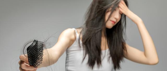 大面积掉头发是什么疾病的征兆,50岁掉头发严重预示什么疾病