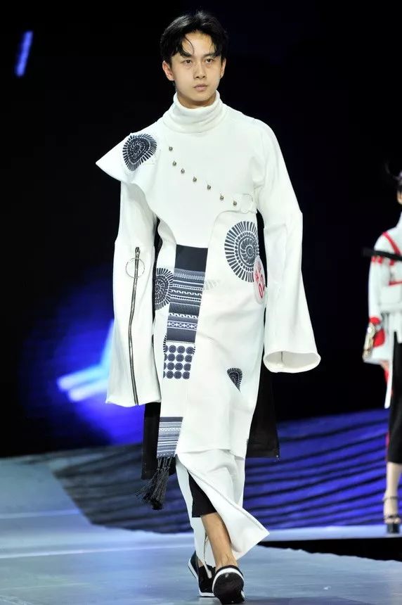 德宏五种少数民族服饰走秀音乐,云南少数民族服饰秀