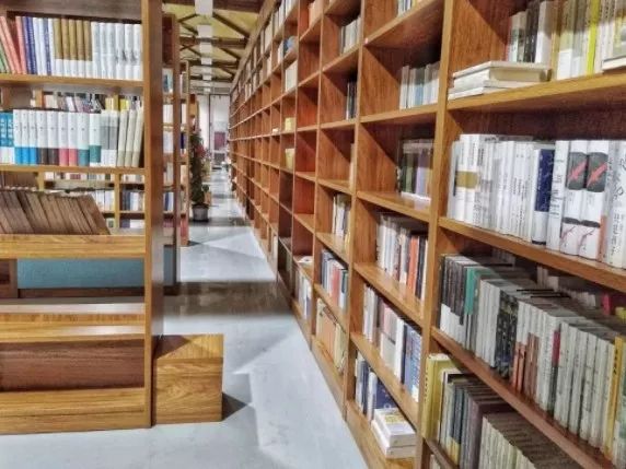 都上央视了！大学校园书店怎么突然这么火？