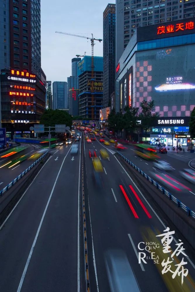 山城重庆夜晚如此宁静而美丽,夜晚的重庆格外迷人