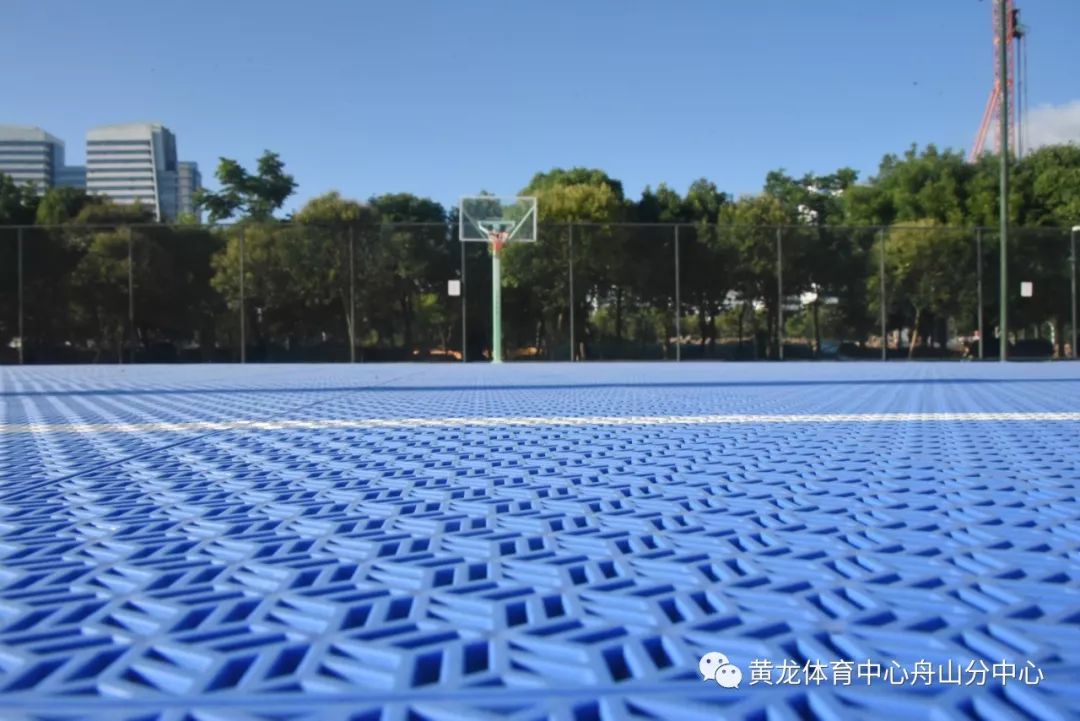 黄龙体育中心近日视频,黄龙体育中心室外篮球场