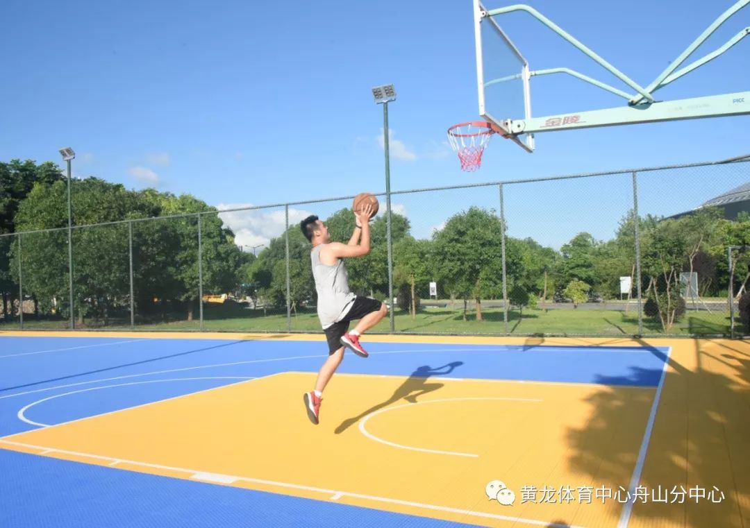 黄龙体育中心近日视频,黄龙体育中心室外篮球场
