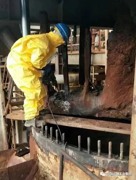 战高温电力工人头顶烈日带电作业,战高温迎考验