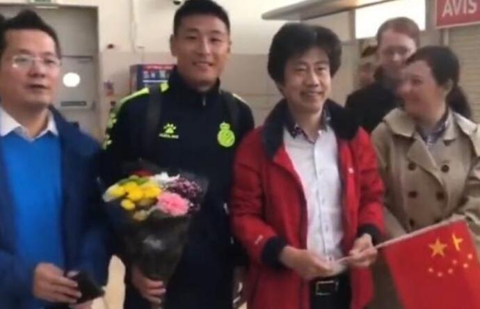 武磊拒绝国旗签名引发热议,武磊谈拒绝在国旗签字