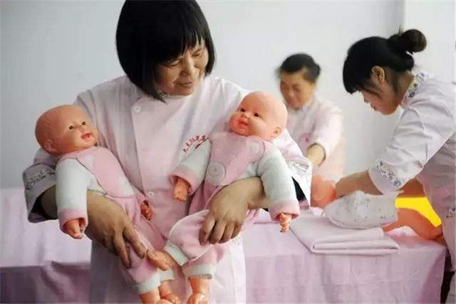 月嫂惯用小伎俩你发现了没,月嫂带小孩不哭的内幕