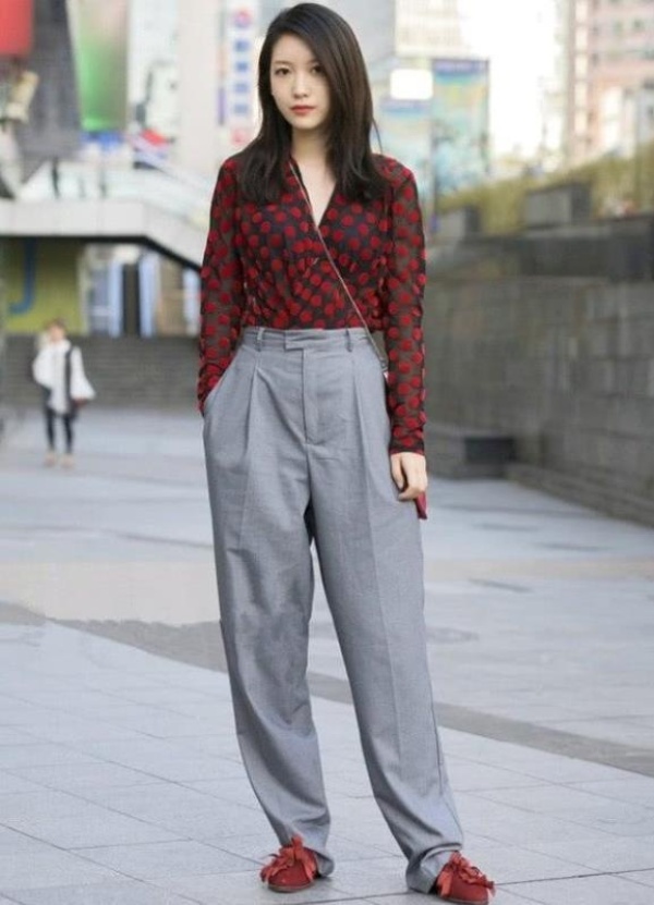 街拍小姐姐黑色穿搭视频,街拍牛仔短黑色裤穿搭女