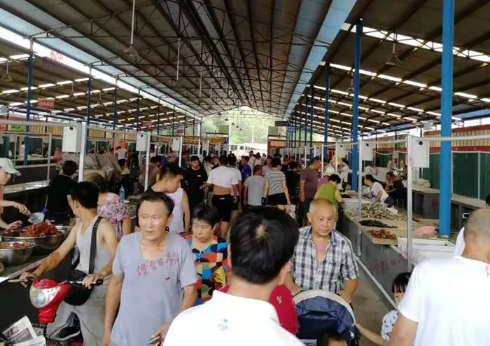 果然是金字招牌!红利市场新址今天开张很火爆,新老顾客盈门