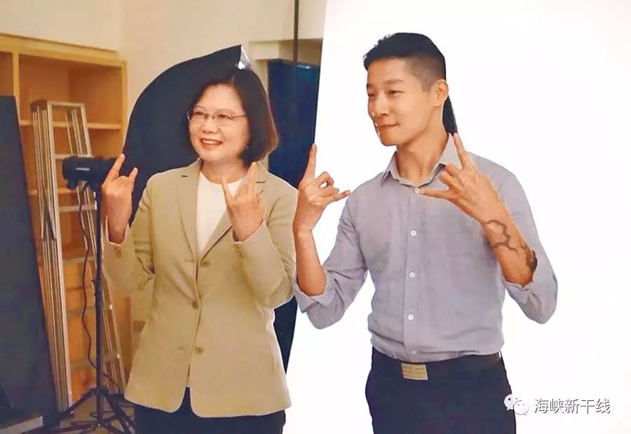 黄国昌曝光私烟案，蔡英文毫发无伤，“时代力量”却崩盘了