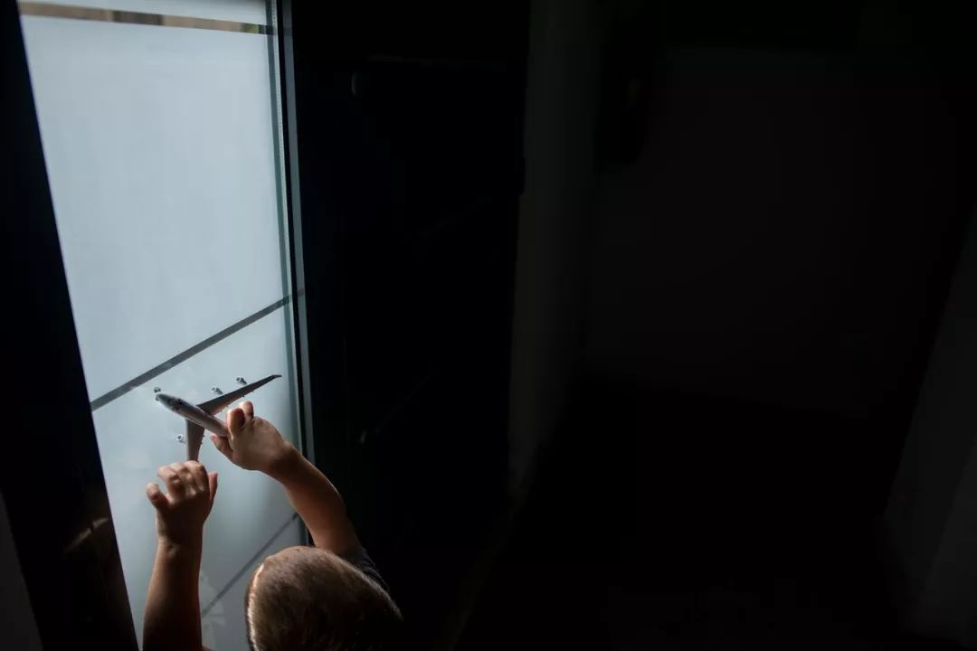 带小朋友坐飞机最好去哪里,带孩子坐7个小时的飞机怎么度过