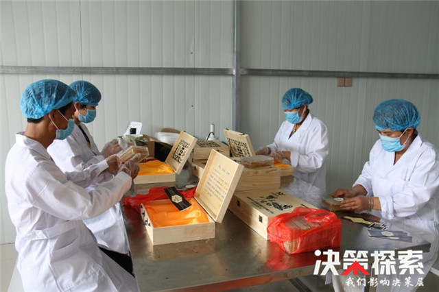 扶贫车间制衣忙村民致富有奔头,扶贫小作坊成致富大车间