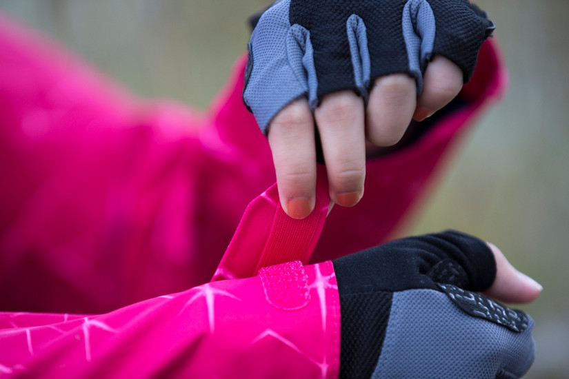 伊犁那拉提旅游冲锋衣穿搭,新疆伊犁风景冲锋衣