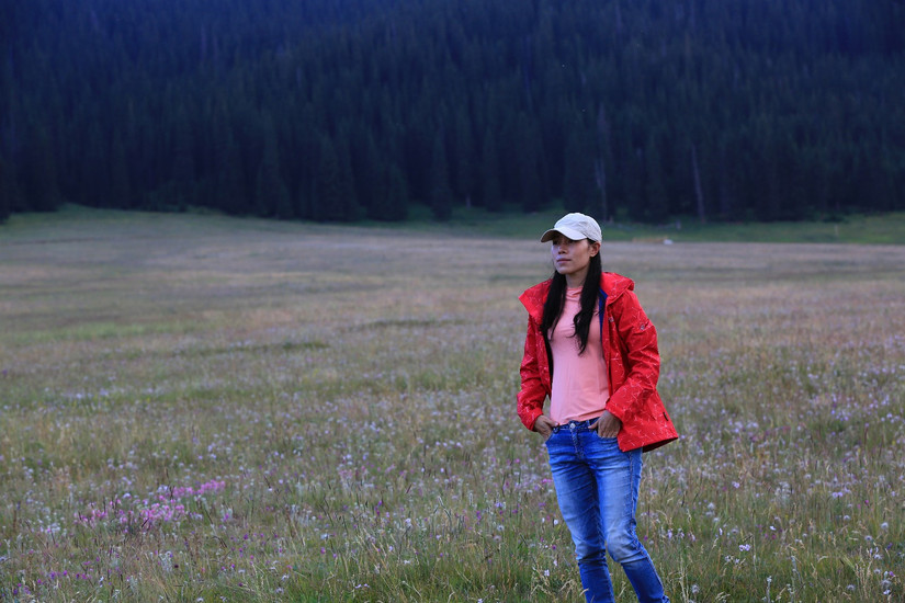 伊犁那拉提旅游冲锋衣穿搭,新疆伊犁风景冲锋衣