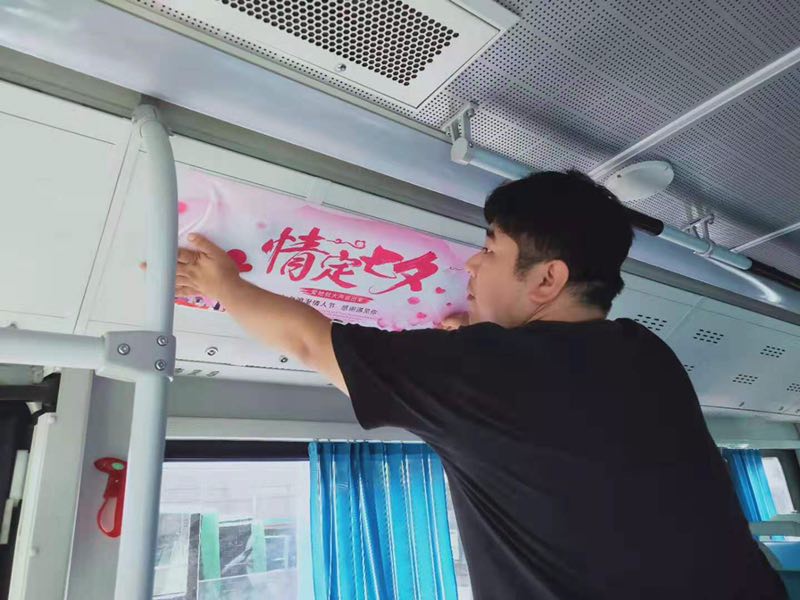 郑州这辆公交上送礼物啦，玫瑰手链玩偶样样全