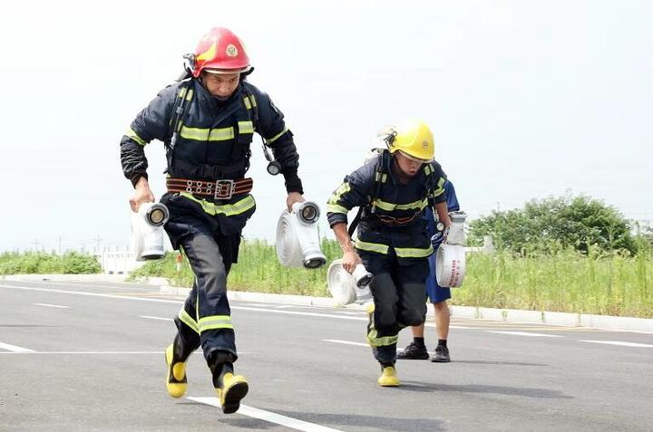 向火而行1,向火而行的消防员
