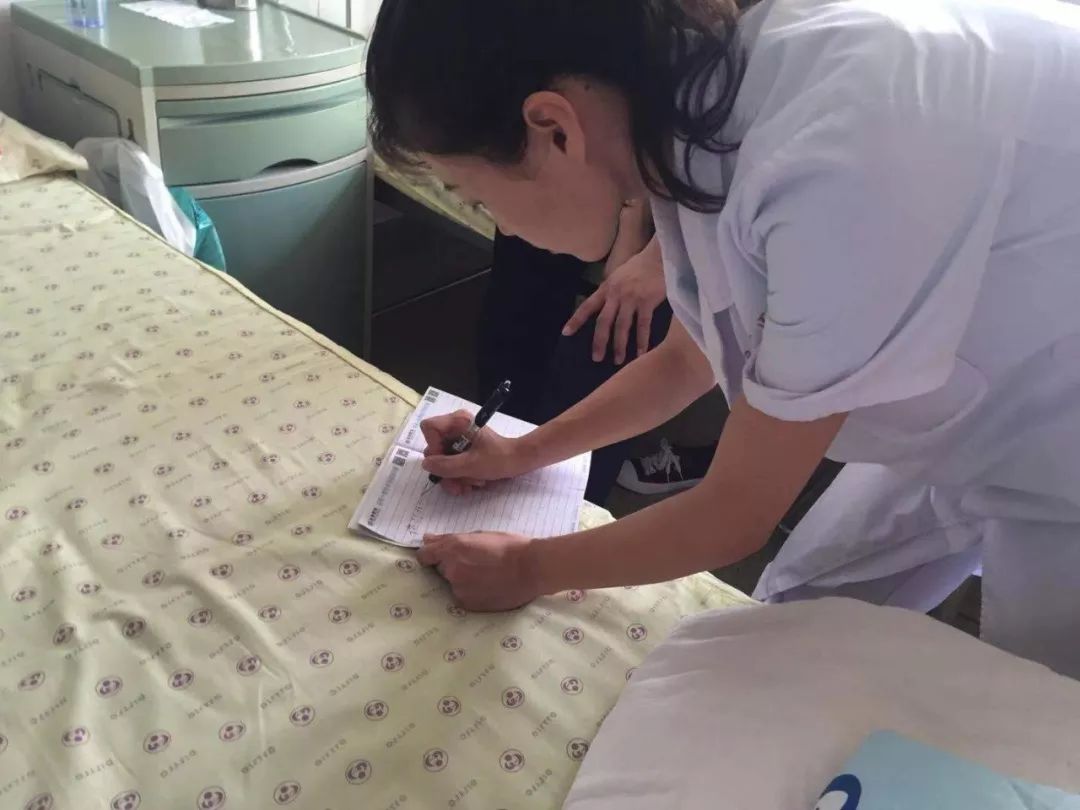 一产妇在手术室递给大夫的纸条,产妇在手术室里递纸条