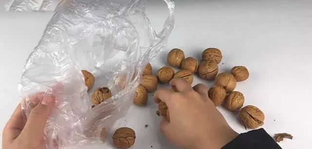 剥核桃如此简单再也不用小心,核桃剥外衣最简单的方法