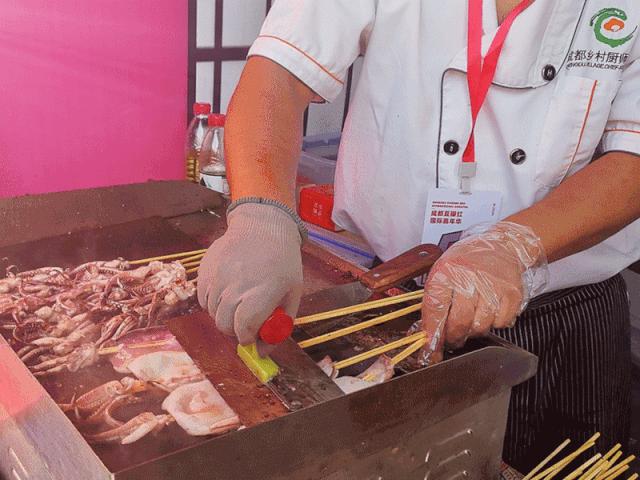 一场狂欢盛会，让成都人记住什么叫做五光十色、安逸好耍的“豆瓣红”