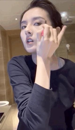 宋祖儿画猫眼妆,宋祖儿用口水画三角眼影