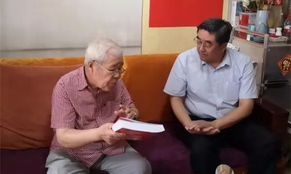 不忘初心牢记使命慰问老干部,不忘初心牢记使命看望老红军