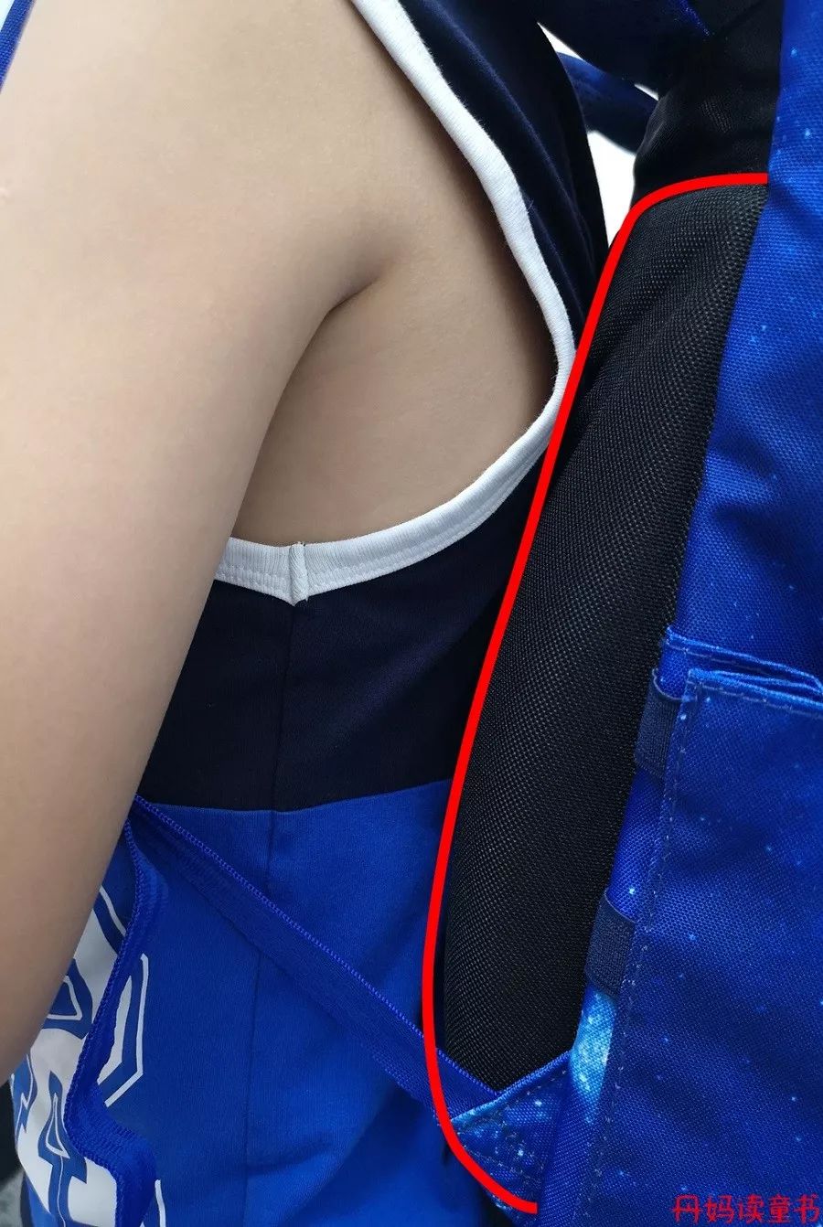 背书包驼背怎么纠正,小孩背书包导致驼背怎么矫正