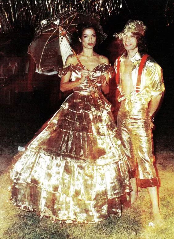 比起穿黑婚纱结婚，她们还可以更酷